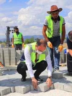 PAMUKKALE’DE PARKE TAŞI DÖŞENİYOR