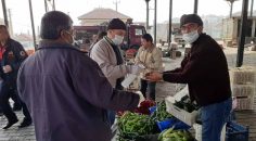 ÇAL’DA DİKİLEN MASKELERDEN STOK BİLE YAPTILAR