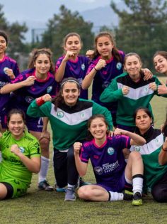 KIZLAR SAHAYA İNİYOR