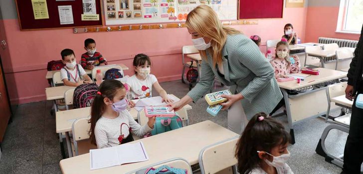 MERKEZEFENDİ’DEN 18 BİN İLKOKUL ÖĞRENCİSİNE HEDİYE