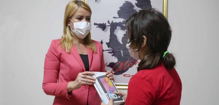 MERKEZEFENDİ BELEDİYESİ’NDEN ÖĞRENCİLERE TABLET