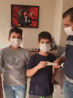 ÇOCUKLAR YOLDA BULDUĞU PARAYI ZABITAYA TESLİM ETTİ