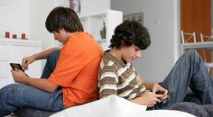 ÇOCUĞUNUZ KAMBUR DURUYOR DİYE ENDİŞELENMEYİN