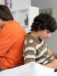 ÇOCUĞUNUZ KAMBUR DURUYOR DİYE ENDİŞELENMEYİN