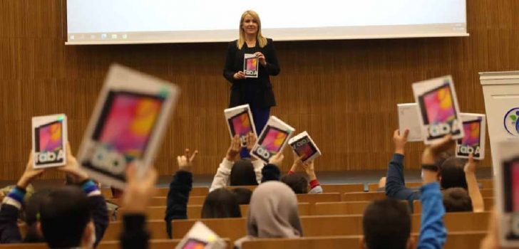 MERKEZEFENDİ BELEDİYESİ’NDEN 100 ÖĞRENCİYE DAHA TABLET