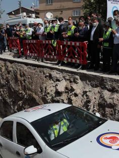 BU ALT YAPI HATLARININ İÇİNDEN OTOMOBİL GEÇİYOR