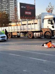 YAYA GEÇİDİNİ KULLANMAYAN KADIN KAZADA ÖLDÜ