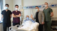 84 YAŞINDA İYİLEŞEN HASTA DOĞUM GÜNÜNÜ KUTLADI