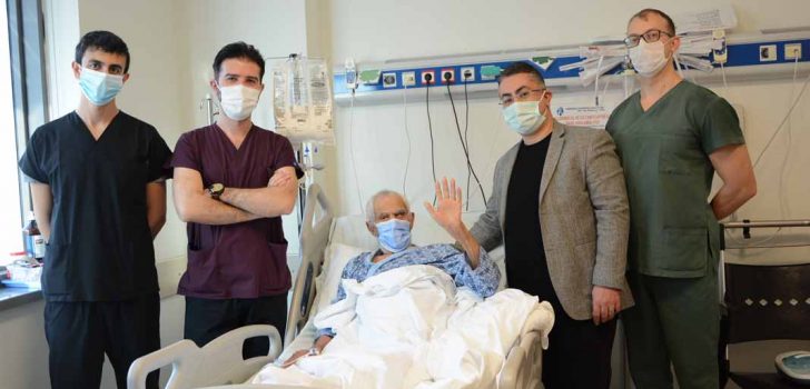 84 YAŞINDA İYİLEŞEN HASTA DOĞUM GÜNÜNÜ KUTLADI