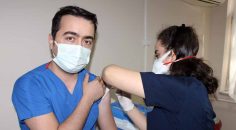 SAĞLIK ÇALIŞANLARININ İKİNCİ DOZ AŞILARI UYGULANMAYA BAŞLADI