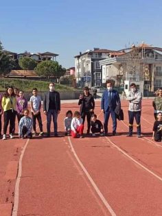 GENÇLER SAHAYA İNDİ