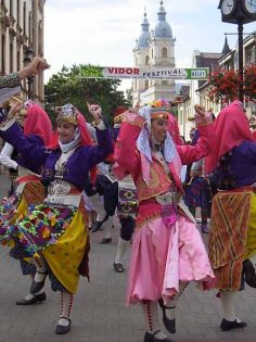 30 YILDIR AVRUPA’NIN HERYERİNDE ZEYBEK OYNUYORLAR