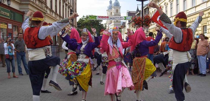 30 YILDIR AVRUPA’NIN HERYERİNDE ZEYBEK OYNUYORLAR