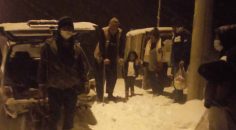 KARDA MAHSUR KALAN VATANDAŞLARI BELEDİYE EVİNE ULAŞTIRDI