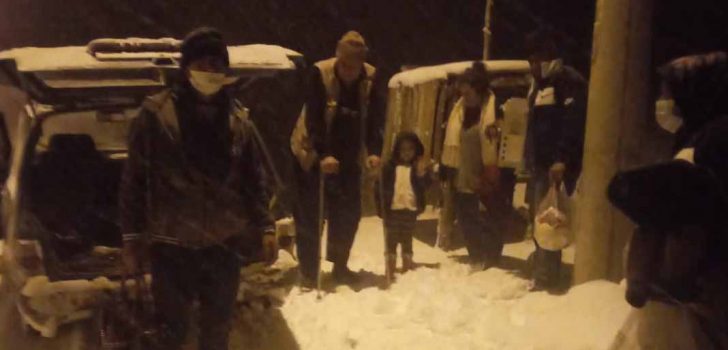 KARDA MAHSUR KALAN VATANDAŞLARI BELEDİYE EVİNE ULAŞTIRDI