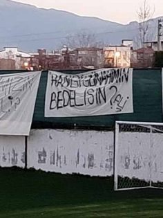 TARAFTAR FUTBOLCULARA SAHİP ÇIKTI, YÖNETİME PANKART ASTI