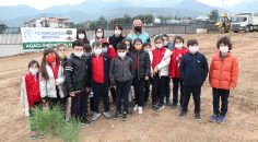 BAŞKAN DOĞAN ÖĞRENCİLERLE FİDAN DİKTİ