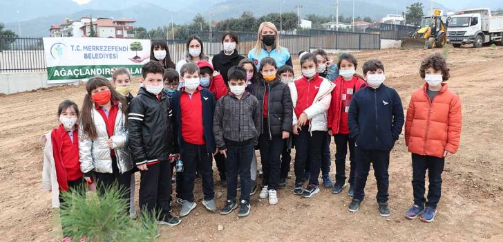 BAŞKAN DOĞAN ÖĞRENCİLERLE FİDAN DİKTİ