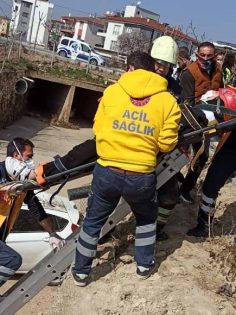 OTOMOBİL SU KANALINA DÜŞTÜ: 3 YARALI