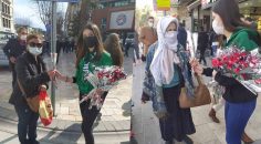 TARAFTAR KIZLAR KARANFİL DAĞITTI