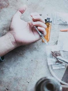 DENİZLİ’DE GENÇ ADAM EVİNDE ÖLÜ BULUNDU