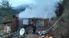 İŞSİZLİK YÜZÜNDEN CİNNET GETİRİNCE EVİNİ YAKTI