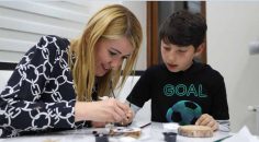 BAŞKAN DOĞAN ÇOCUKLARLA BİRLİKTE AHŞAP BOYADI