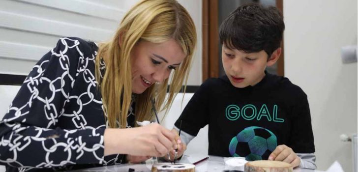 BAŞKAN DOĞAN ÇOCUKLARLA BİRLİKTE AHŞAP BOYADI