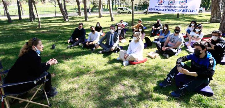 GENÇLER, AKADEMİSYENLERLE BİR ARAYA GELİYOR