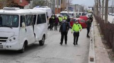 OTOMOBİL MİNİBÜSE ÇARPTI: 7 YARALI