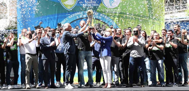 ŞAMPİYONLUK MERKEZEFENDİ BELEDİYESİ’NDE KUTLANDI