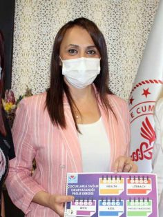 ÇOCUKLARDA SAĞLIK OKURYAZARLIĞI DERGİSİNİ HEDİYE ETTİLER