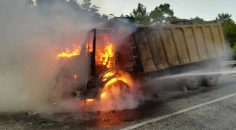 SEYİR HALİNDEKİ KAMYON YANDI