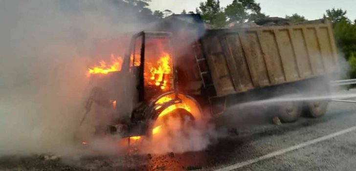 SEYİR HALİNDEKİ KAMYON YANDI