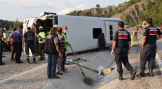 LÖSEV MİDİBÜSÜ DEVRİLDİ: 25 YARALI