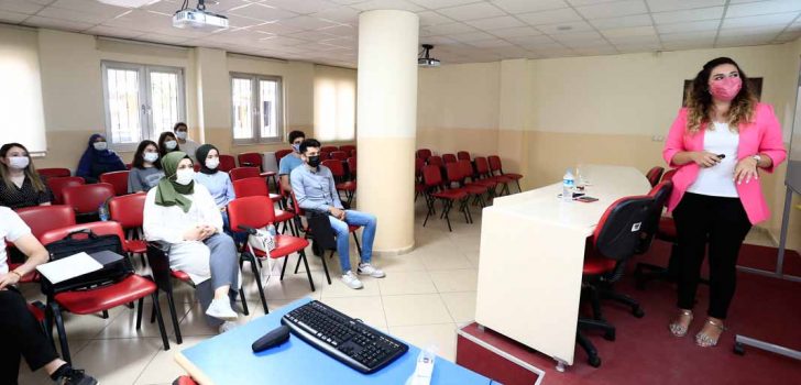 GENÇLİK MECLİSİ’NDEN SUNUCULUK VE SPİKERLİK EĞİTİMİ