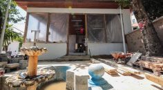 TARİHİ YAPIYA SİYAH BEYAZ FOTOĞRAFLA YOLCULUK