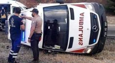 HASTA TAŞIYAN AMBULANS DEVRİLDİ