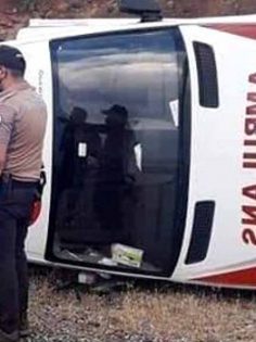HASTA TAŞIYAN AMBULANS DEVRİLDİ