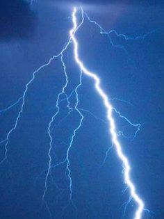 KEKİK TARLASINA YILDIRIM DÜŞTÜ: 6 YARALI