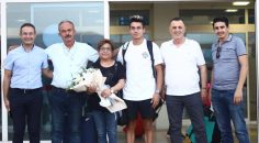 BATURALP ÇİÇEKLERLE KARŞILANDI