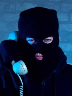 KENDİSİNİ BANKA GÖREVLİSİ OLARAK TANITIP DOLANDIRDI