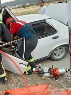 ARAÇTA SIKIŞAN AİLEYİ İTFAİYE KURTARDI