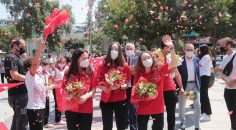 BÜYÜKŞEHİR’İN ALTIN KIZLARI ÇİÇEKLERLE KARŞILANDI