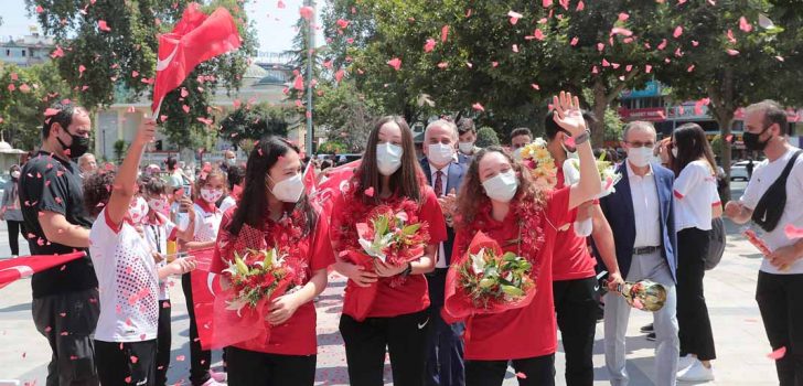 BÜYÜKŞEHİR’İN ALTIN KIZLARI ÇİÇEKLERLE KARŞILANDI