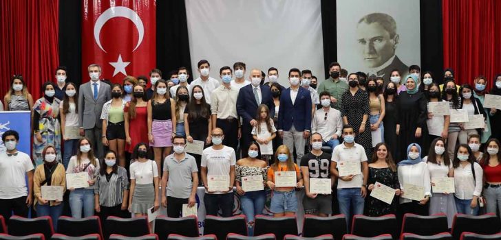 80 GENÇ, 10 YABANCI EĞİTMENDEN İNGİLİZCE EĞİTİMİ ALDI
