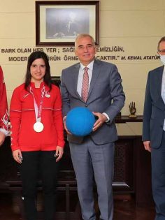 OLİMPİYAT ŞAMPİYONUNDAN BAŞKAN ZOLAN’A ZİYARET