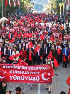 ONBİNLER CUMHURİYET YÜRÜYÜŞÜNDE BULUNDU