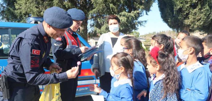 JANDARMA, ÇOCUKLARA DOĞA VE HAYVAN SEVGİSİNİ ANLATTI