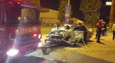 OTOMOBİL BETON KÖPRÜYE ÇARPTI: 3 ÖLÜ